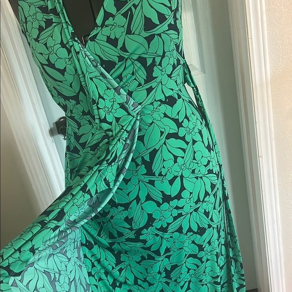 London Times Floral Wrap Dress in Green - Picture 2 of 8